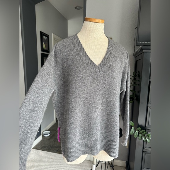 360 Cashmere Cozy Gray V-Neck Sweater, size large - Picture 5 of 14
